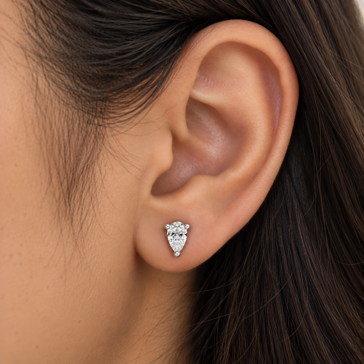 0.5 ct Pear studs - Basket setting
